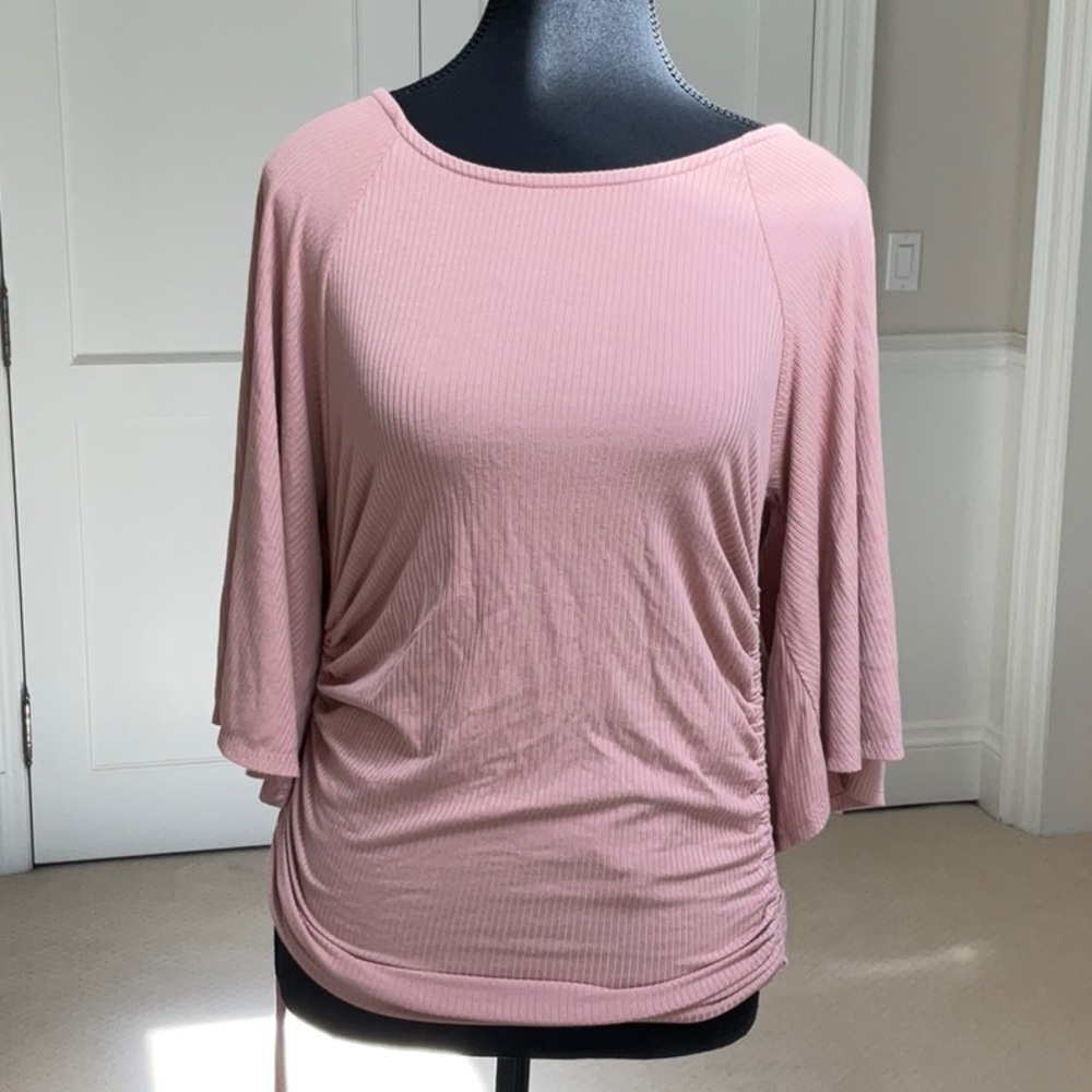 gyft ribbed stretchy 3/4 sleeve top with ruched sides and flared sleeves